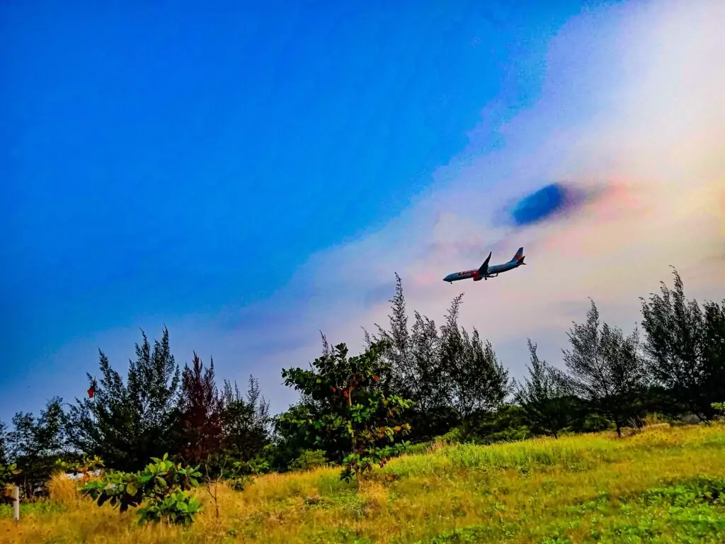 Pemandangan Pesawat Landing dari Pantai Tirang