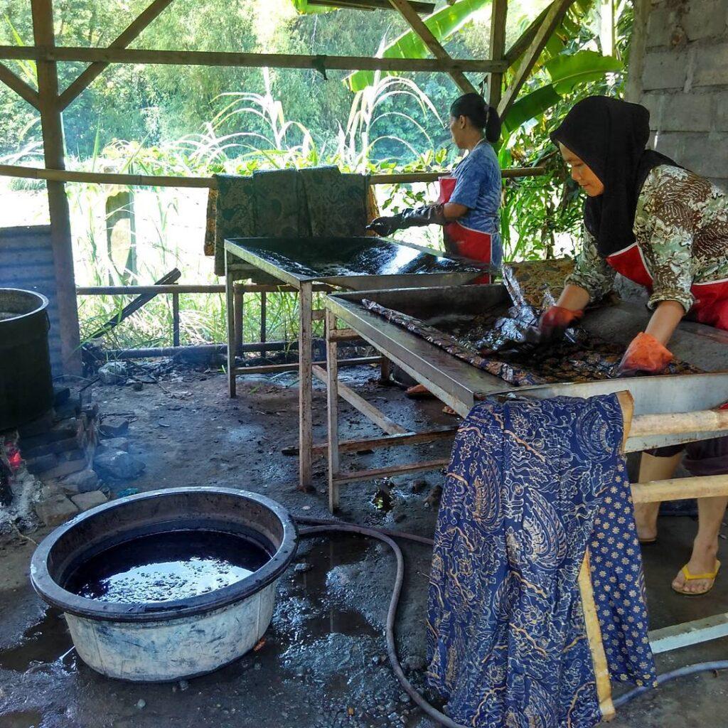 Pengrajin batik yang sedang sibuk bekerja di Giriloyo Batik Village