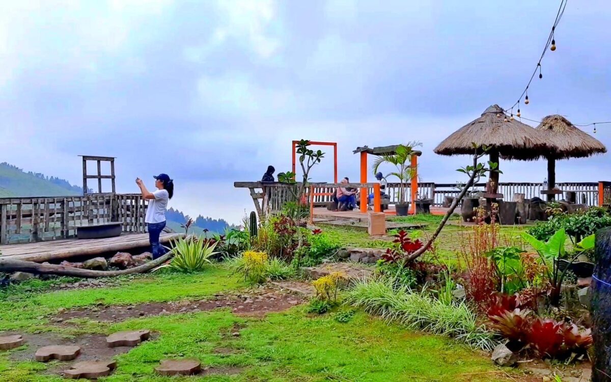 Pemandangan gunung berkabut di Jendela Langit Pasuruan