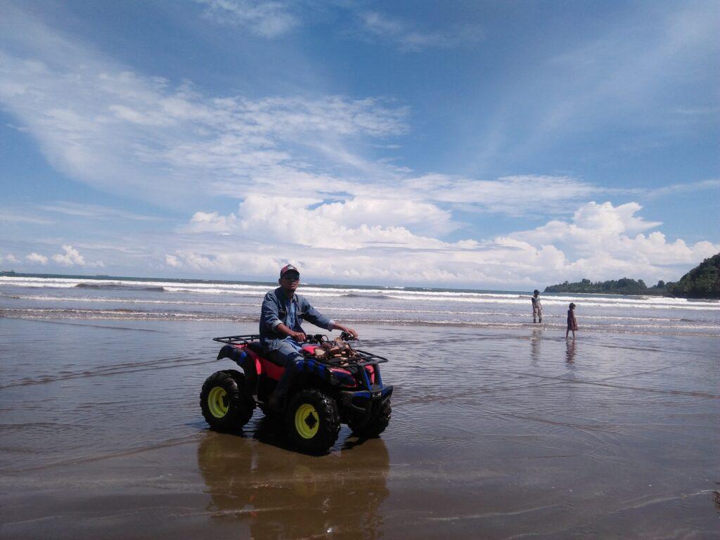 Berkeliling Pantai dengan ATV