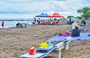 Berpiknik di Tepi Pantai Bosowa Makassar