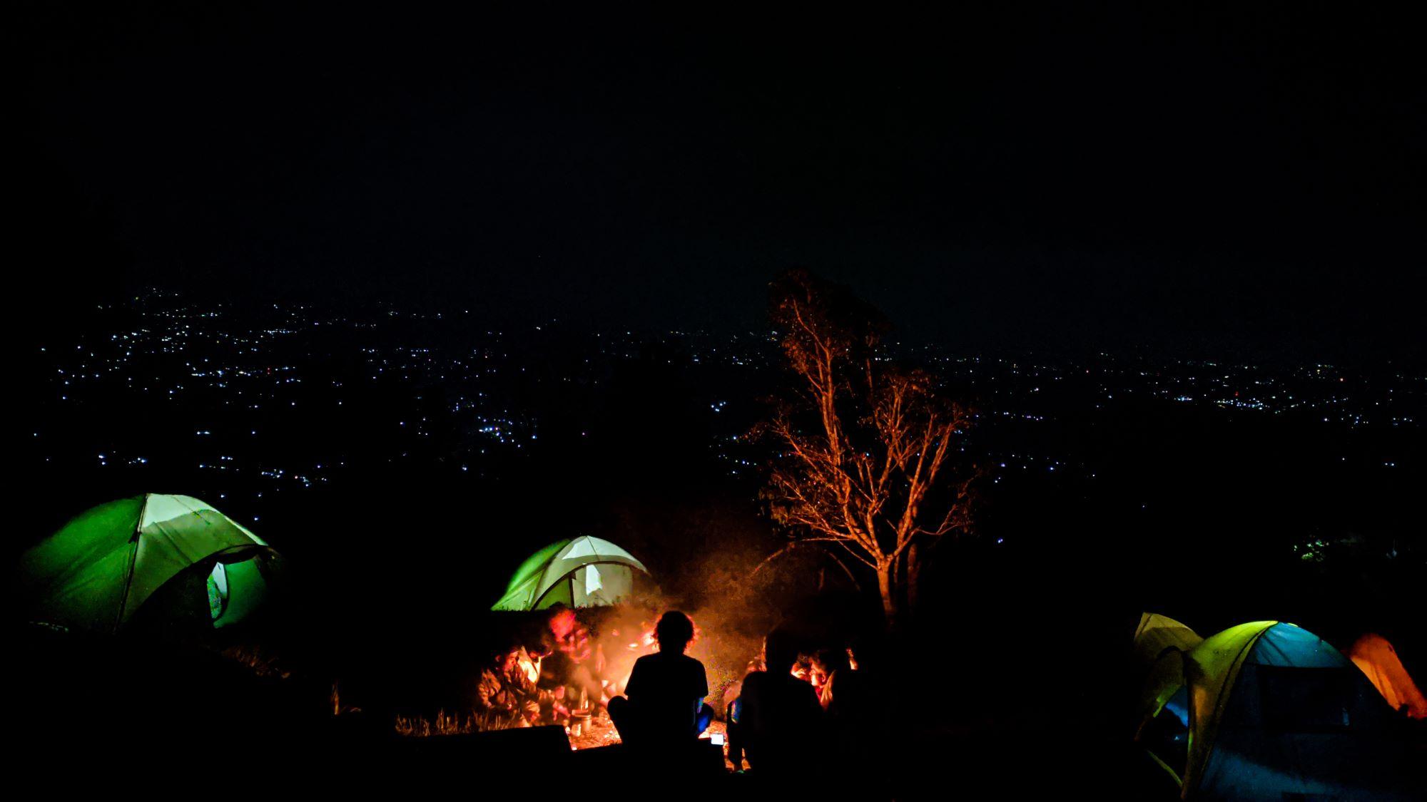 Menikmati suasana camping di Embung Batara Sriten budi kris