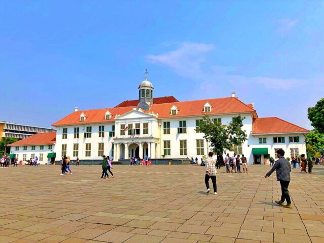 Museum Sejarah Jakarta tepat berada di tengah kawasan Kota Tua