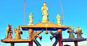 Patung Dewi Kwan Im dan Naga di tepi laut