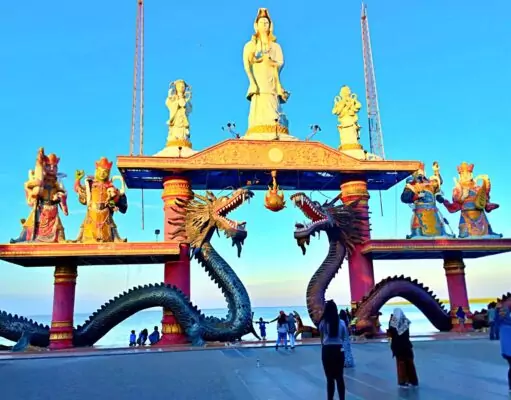 Patung Dewi Kwan Im dan Naga di tepi laut