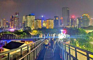 suasana di skywalk Senayan Park malam hari