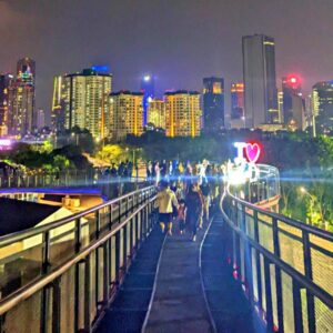 suasana di skywalk Senayan Park malam hari