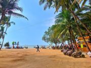 Suasana di Pantai Kelapa Tuban dengan berbagai wahana