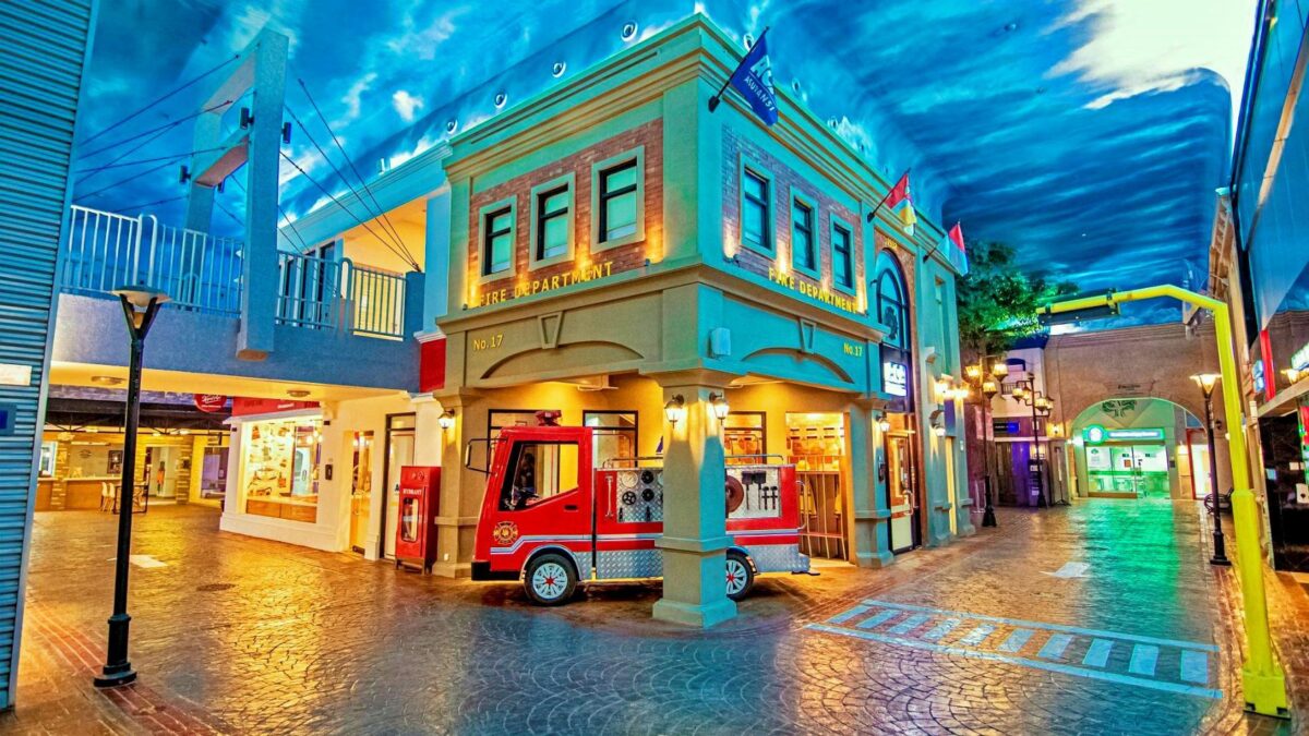 Suasana di kota mini Kidzania Surabaya