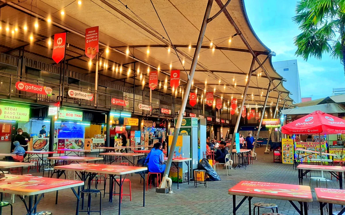 Suasana makan di Sudirman Street Day and Night Market