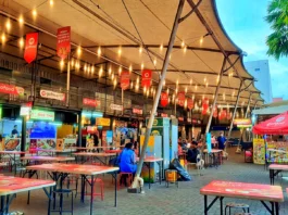 Suasana makan di Sudirman Street Day and Night Market