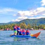 wisatawan bermain Banana Boat di Danau Singkarak