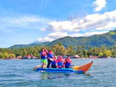 wisatawan bermain Banana Boat di Danau Singkarak