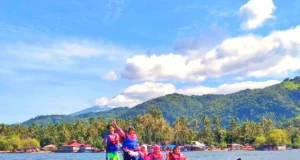 wisatawan bermain Banana Boat di Danau Singkarak
