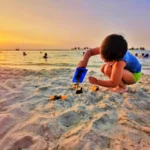 Anak-anak bermain pasir di pantai ancol