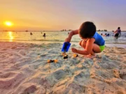Anak-anak bermain pasir di pantai ancol