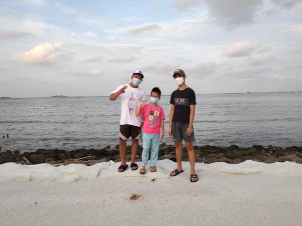 foto bersama keluarga di pantai PIK 2