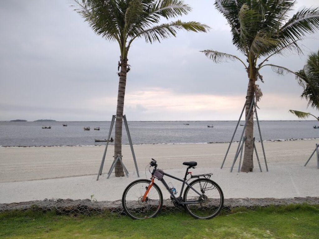 satu sepeda tengah terparkir di tepi pantai PIK 2