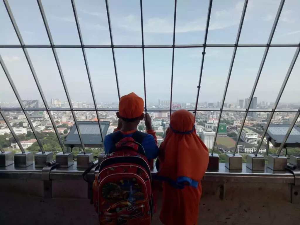 Melihat pemandangan Jakarta dari puncak monas