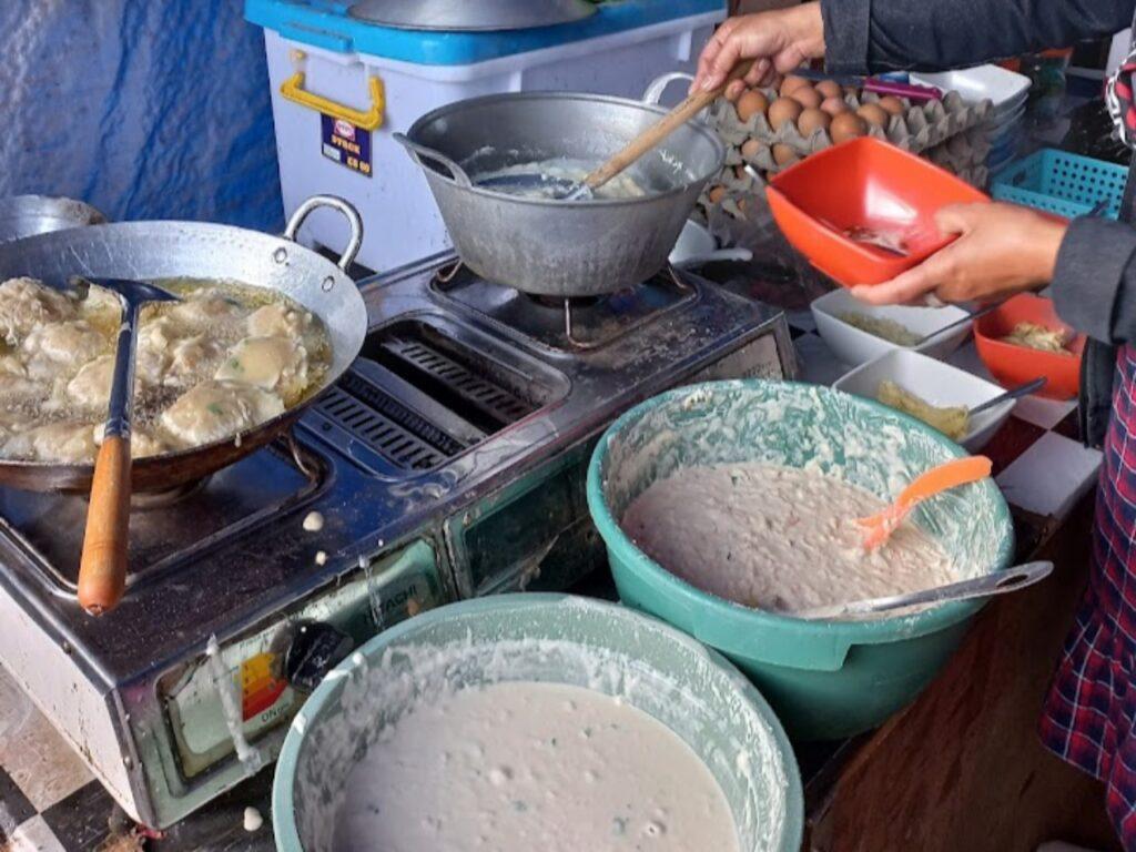 proses memasak makanan di salah satu warung yang ada di Taman Langit.