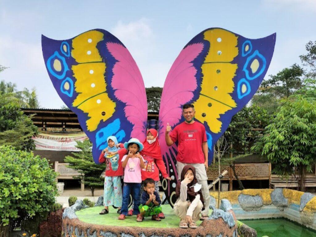 sekumpulan keluarga foto di spot sayap kupu-kupu