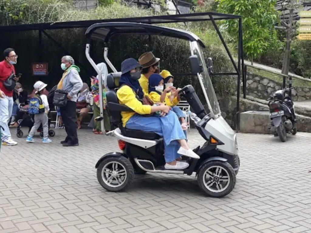 sekumpulan keluarga sedang menaiki e-scouter di Lembang Park Zoo 