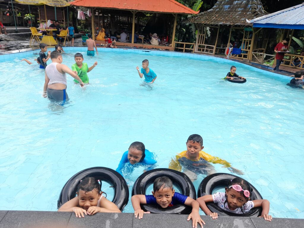 Anak-anak berenang di kolam Objek Wisata Tlatar.
