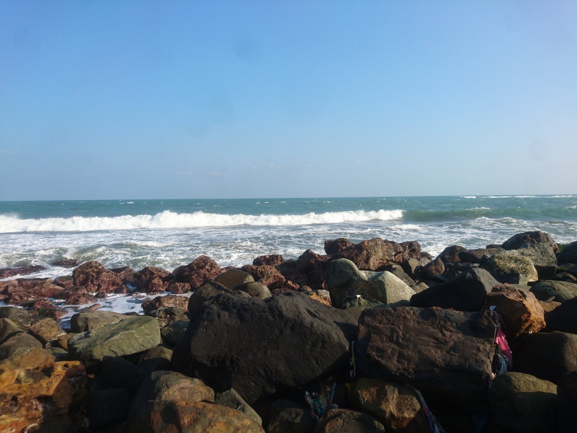 Batu Pemecah Ombak Pantai Pamayangsari.