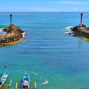 Menara kembar di ujung batu pemecah ombak Pantai Pamayangsari
