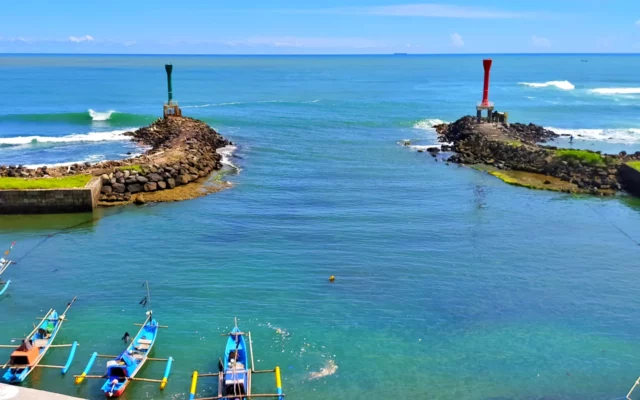Menara kembar di ujung batu pemecah ombak Pantai Pamayangsari