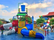 Berbagai wahana permainan air seperti peluncuran anak di Ars Waterpark