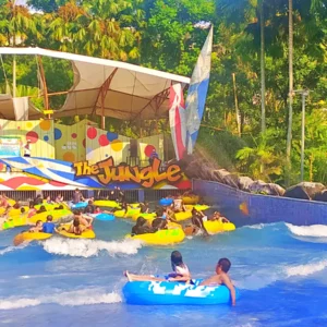 Ramai pengunjung bermain di Kolam Ombak Jungle Waterpark Bogor