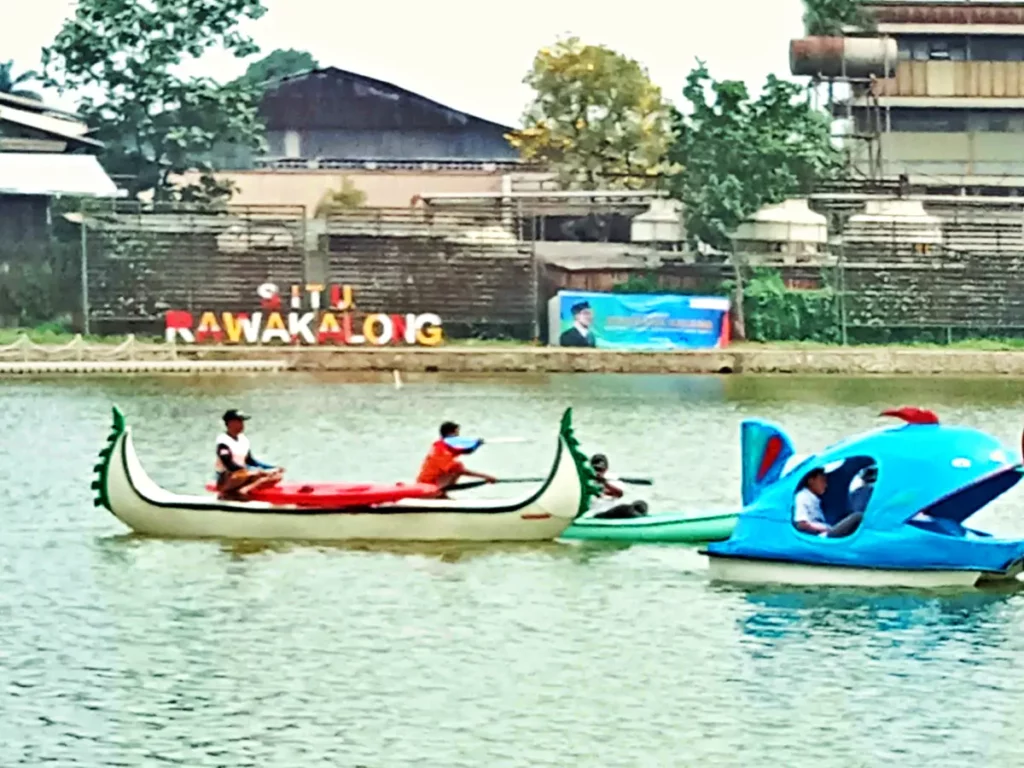 Bermain kano dan perahu dayung di Situ Rawa Kalong