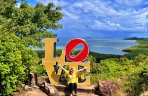 Bukit Love berlatar laut Karimunjawa