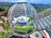Kafe dari kaca dengan pemandangan 360 derajat
