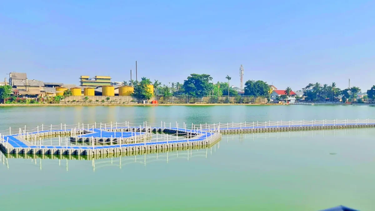 Jembatan apung di membentang dari pinggir ke tengah danau