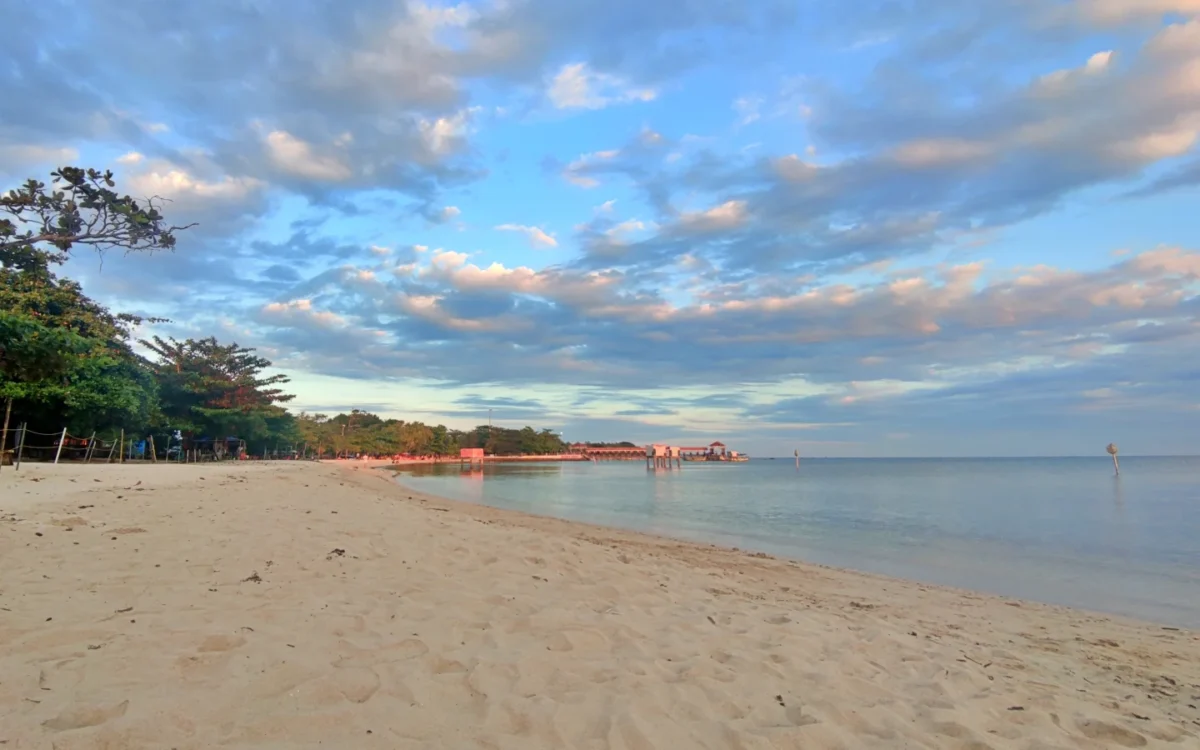 Kawasan tapi Pantai Kampung Prau berpasir putih