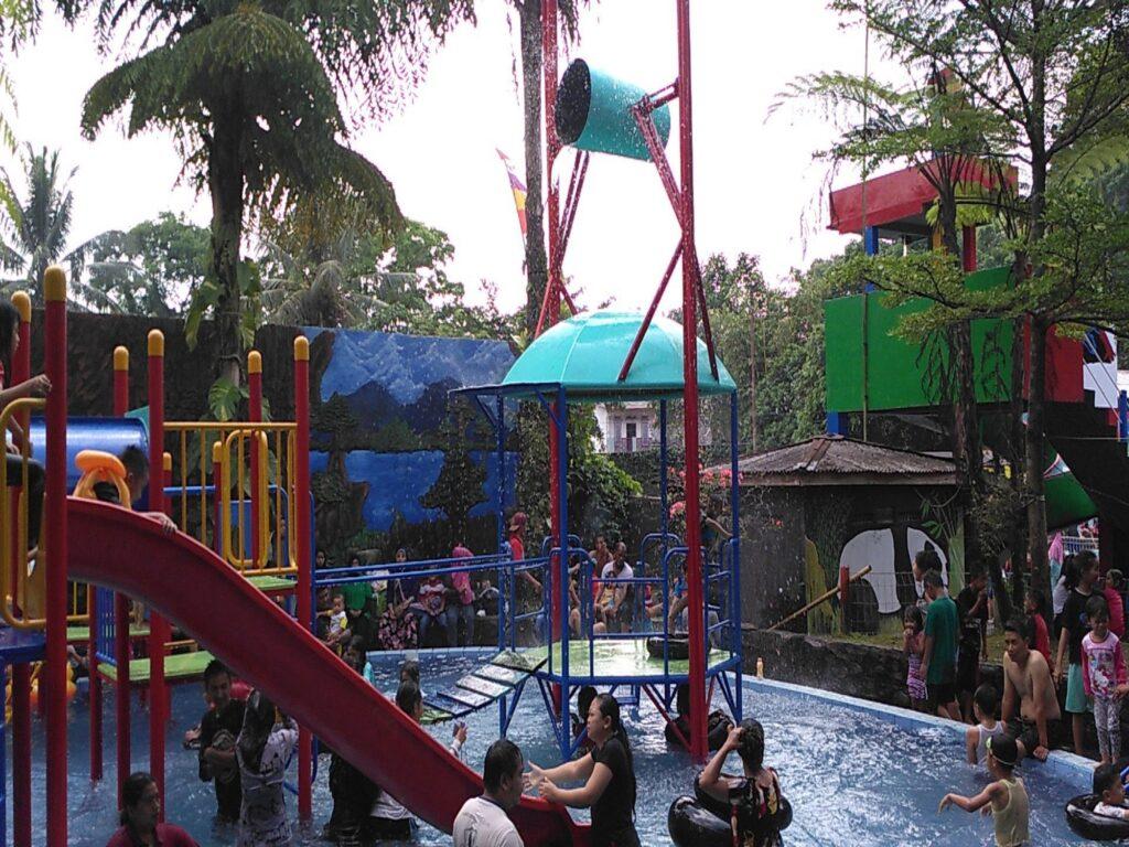 Keramaian di kolam renang anak-anak Taman Wisata Tirta Alam.