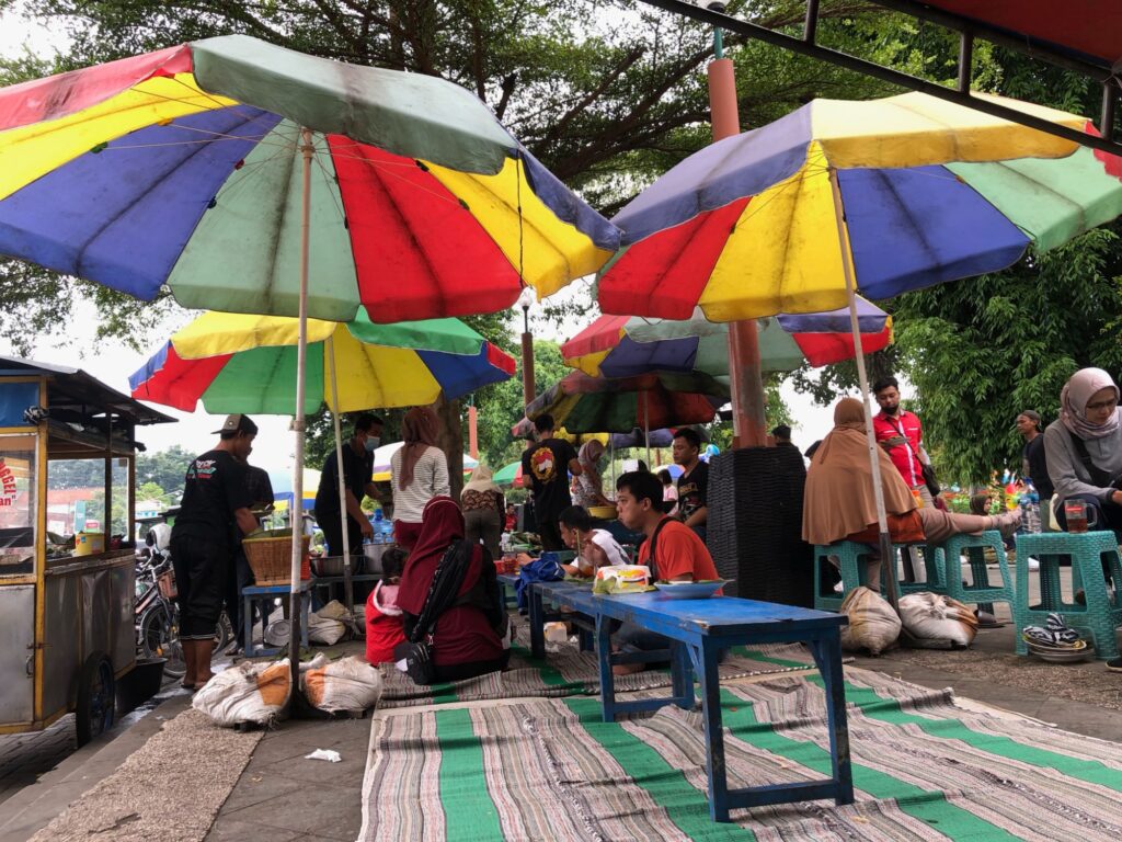 Keramaian pengunjung menikmati nasi penggel di Alun-alun Kebumen.