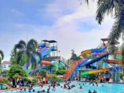 Kolam renang dan wahana peluncuran di Sun Water Park Kahuripan