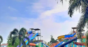 Kolam renang dan wahana peluncuran di Sun Water Park Kahuripan