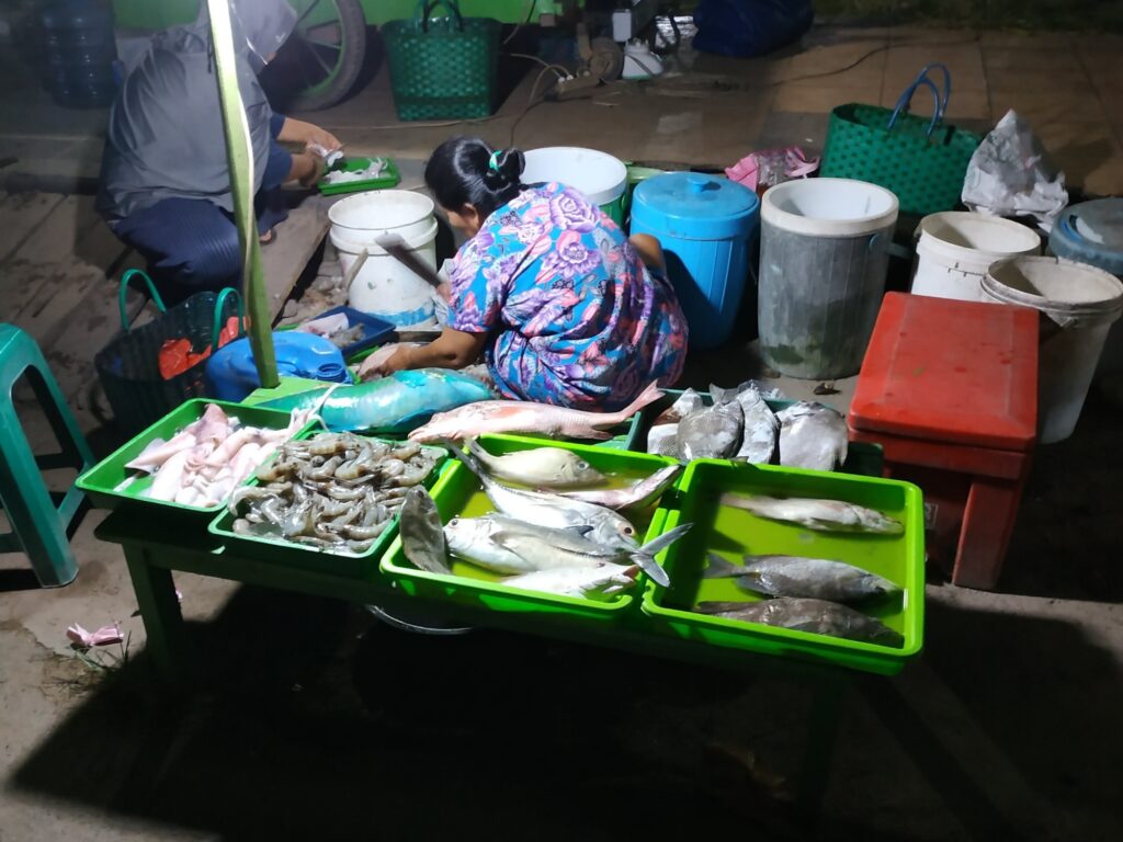 Lapak pedagang ikan di Pasar Seafood Alun-alun Karimunjawa.
