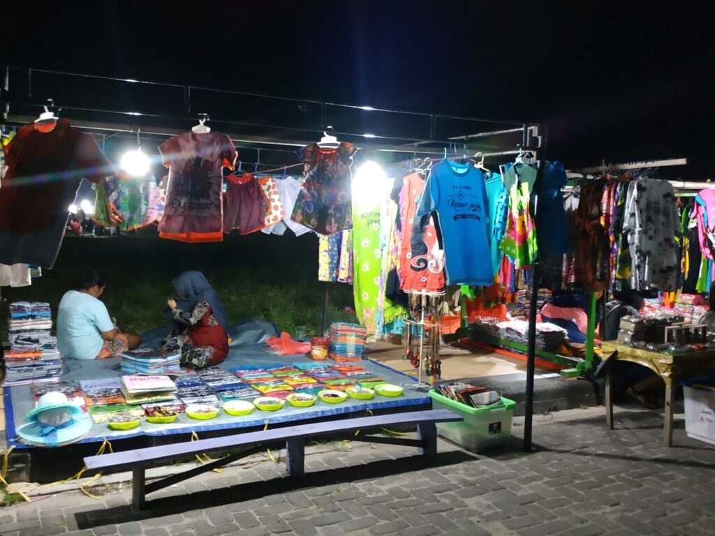 Lapak pedagang pakaian di Alun-alun Karimunjawa.