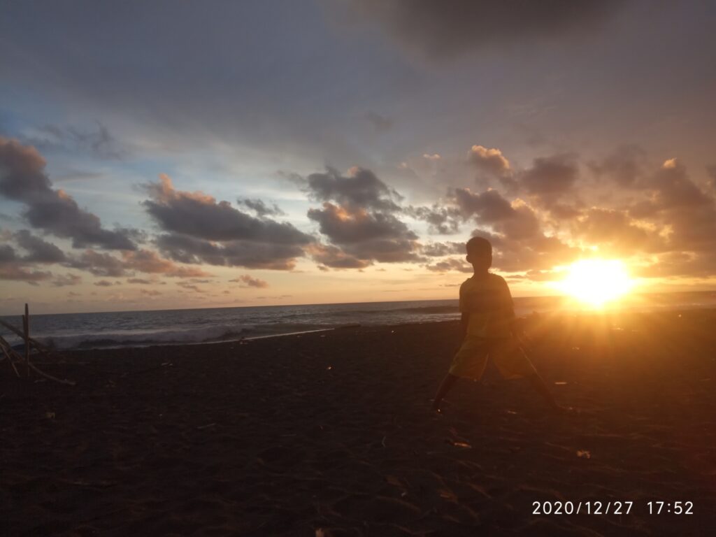 Panorama sunset di Pantai Mirit.