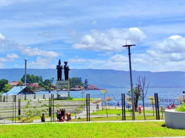 Panorama Pulau Samosir dan Danau Toba dari Pantai Bebas Parapat