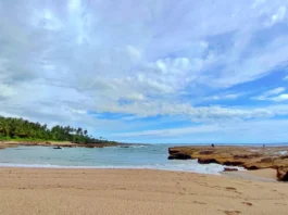 Cantiknya panorama pasir putih, karang dan laut biru di Pantai Cihara