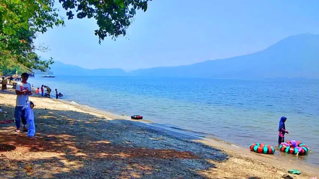 Pantai Pelangi di Danau Ranau