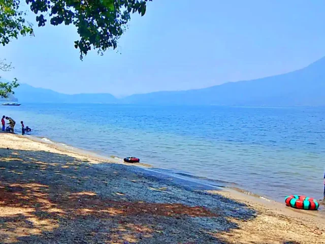 Pantai Pelangi di Danau Ranau