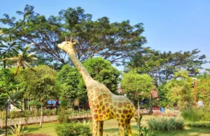 Patung Jerapah hiasan di taman Taman Andhang Pangrenan