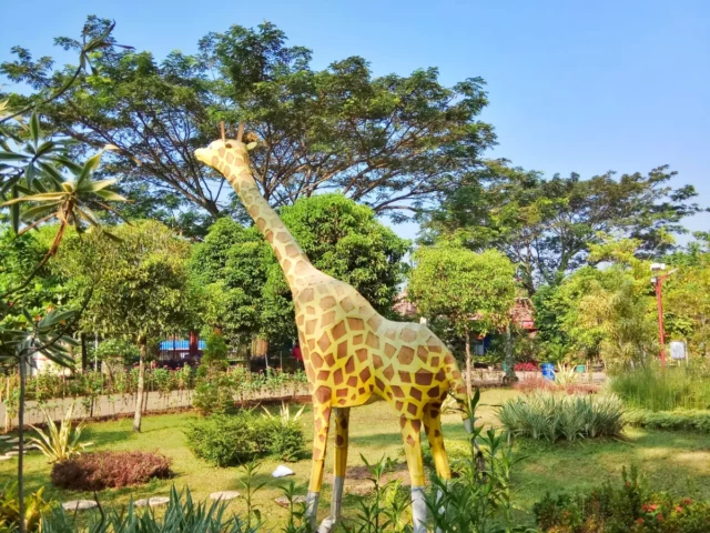 Patung Jerapah hiasan di taman Taman Andhang Pangrenan